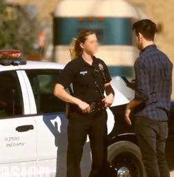 在车子里亲吻网红小哥,网红小哥与粉丝的深情一吻