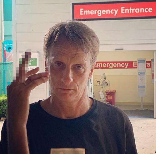 男明星受伤照片,男明星意外受伤，瞬间引发网友心疼